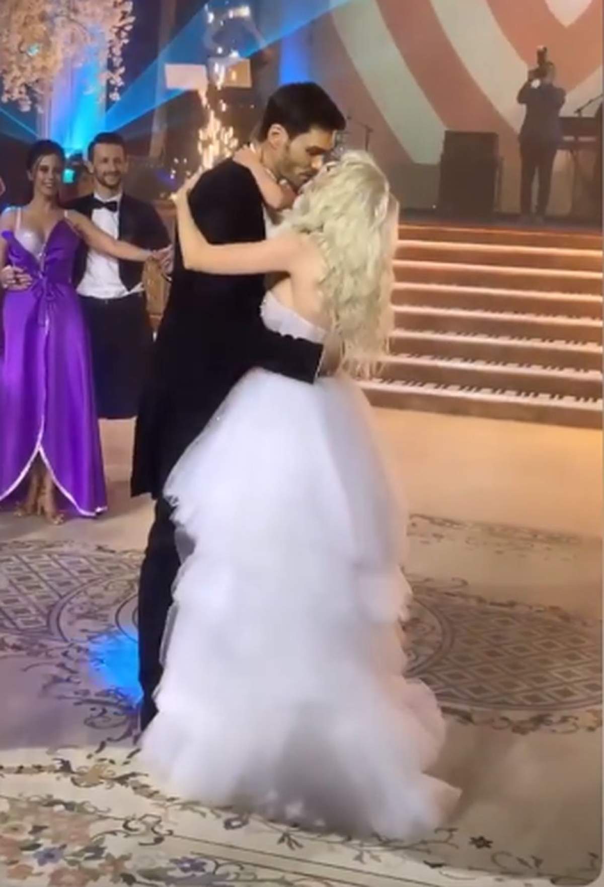 Dansul mirilor i-a lăsat pe invitați cu gura căscată. Imagini de poveste. Cum arată cea de-a doua rochie de mireasă a Andreei Bălan / VIDEO