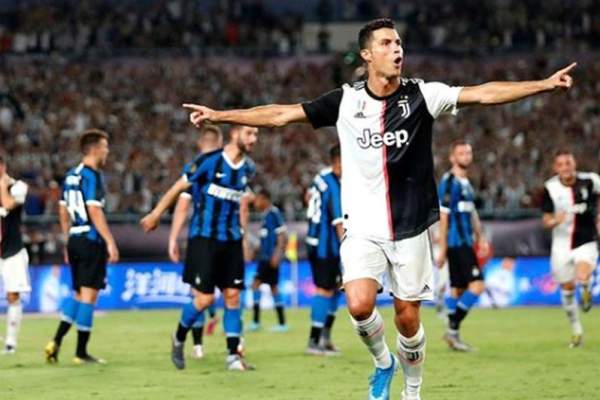 Azi e unul dintre cei mai bogaţi fotbalişti din lume, dar în copilărie a fost sărac lipit pământului. Povestea neştiută a lui Ronaldo