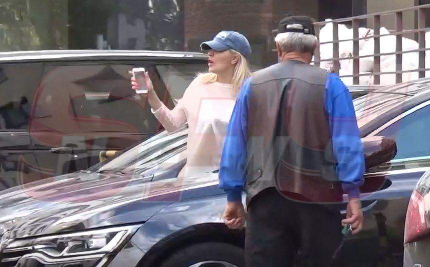 Elena Udrea, pregătiri intense înainte de creştinarea fetiţei. Gestul pe care l-a făcut în drum spre salonul de înfrumuseţare / VIDEO PAPARAZZI