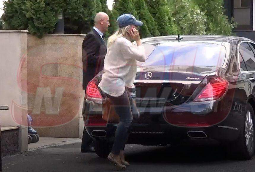 Elena Udrea, pregătiri intense înainte de creştinarea fetiţei. Gestul pe care l-a făcut în drum spre salonul de înfrumuseţare / VIDEO PAPARAZZI