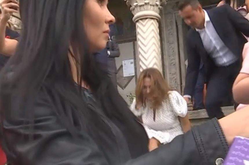 Incident la botezul fetiței Elenei Udrea. O femeie a căzut pe scări, imediat după slujbă. FOTO