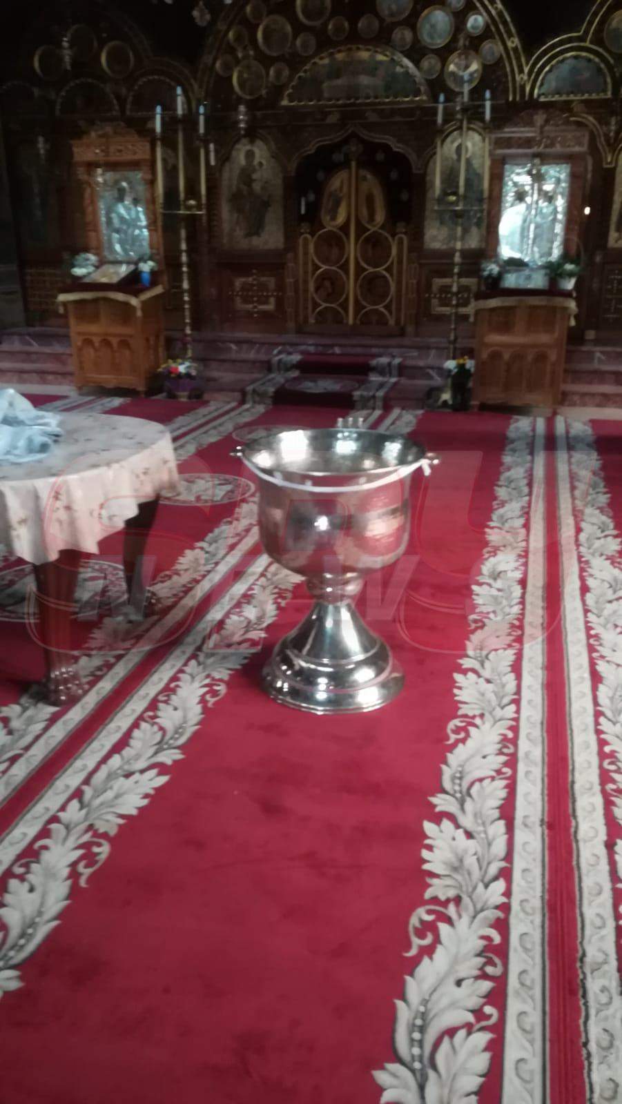 Adrian Minune, din nou naș! Imagini exclusive cu pregătirile pentru marele botez al zilei