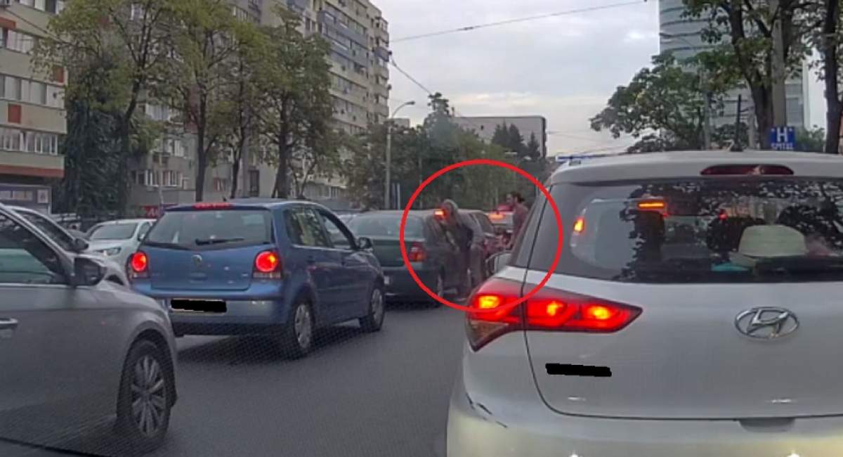 Scene năucitoare în București. Doi tineri iau la bătaie un pasager, apoi se urcă peste el în mașină. VIDEO