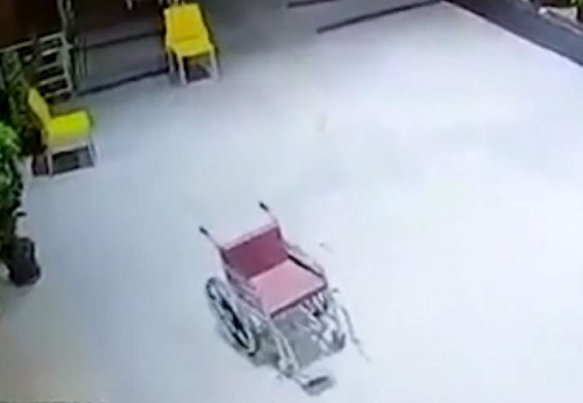 Scene de groază într-un spital! Un scaun cu rotile se plimbă singur şi iese chiar şi în grădină / VIDEO