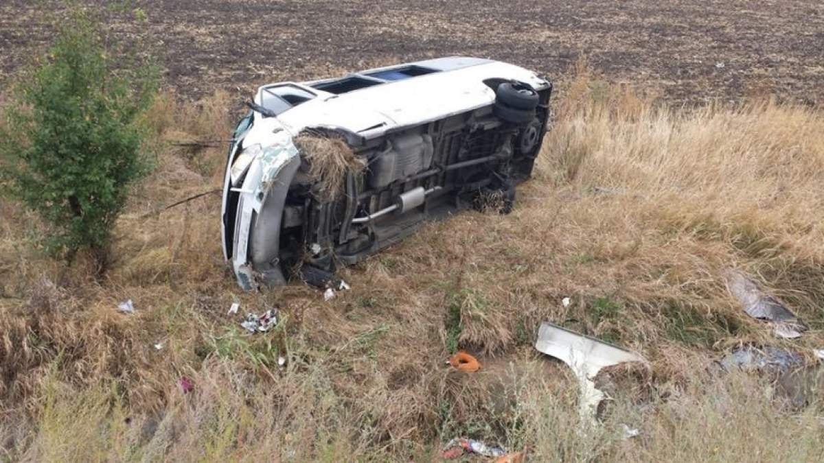 Accident grav pe Autostrada Soarelui. Un microbuz s-a răsturnat după ce şoferul a adormit la volan