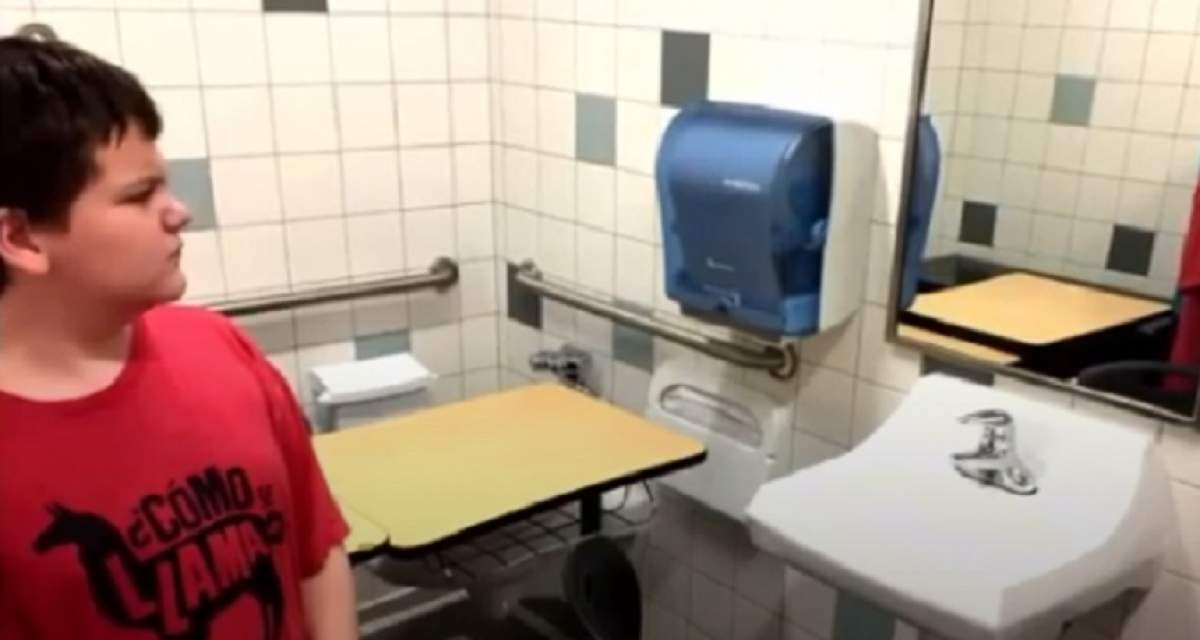Pupitrul lui Lucas, un copil cu autism, a fost mutat în toaleta şcolii, după ce mama lui a cerut un loc mai liniştit