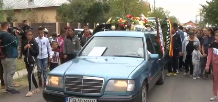 Imagini sfâşietoare de la înmormântarea Adrianei, fetiţa ucisă în Dâmboviţa. Zeci de oameni o conduc pe ultimul drum