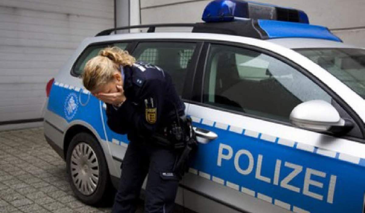 Român periculos în Germania. La 110 kg a lovit doi poliţişti, iar pe unul l-a muşcat. A fost ajutat de soţia lui.
