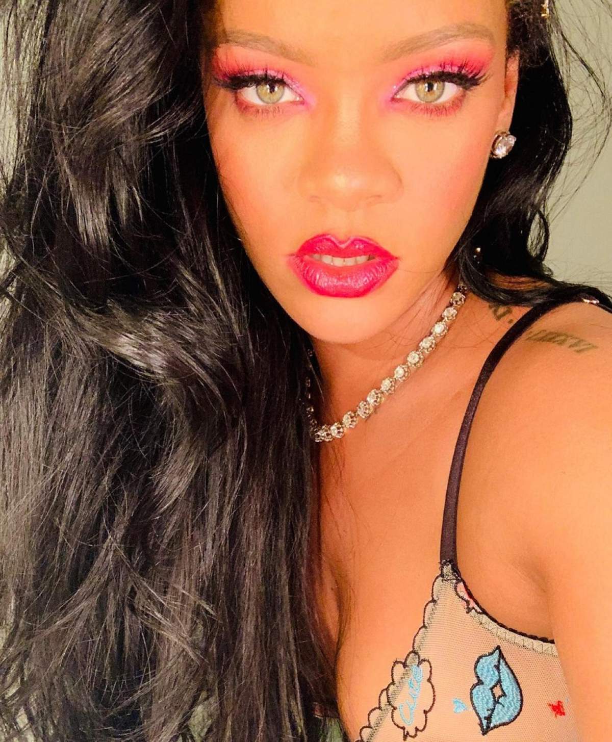 Rihanna a încins atmosfera la Paris! Artista s-a afișat în ipostaze de infarct, la lansarea colecției de lenjerie intimă. GALERIE FOTO