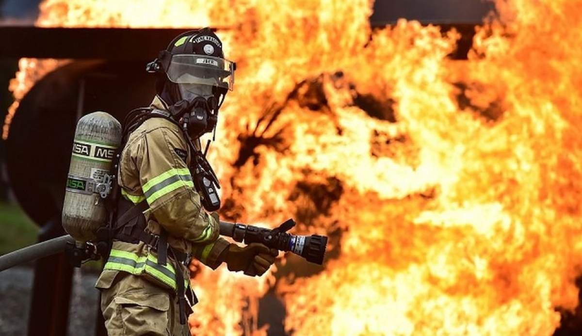 Incendiu la un bloc din Drobeta Turnu-Severin din cauza unei garsoniere. Oameni evacuaţi din locuinţe