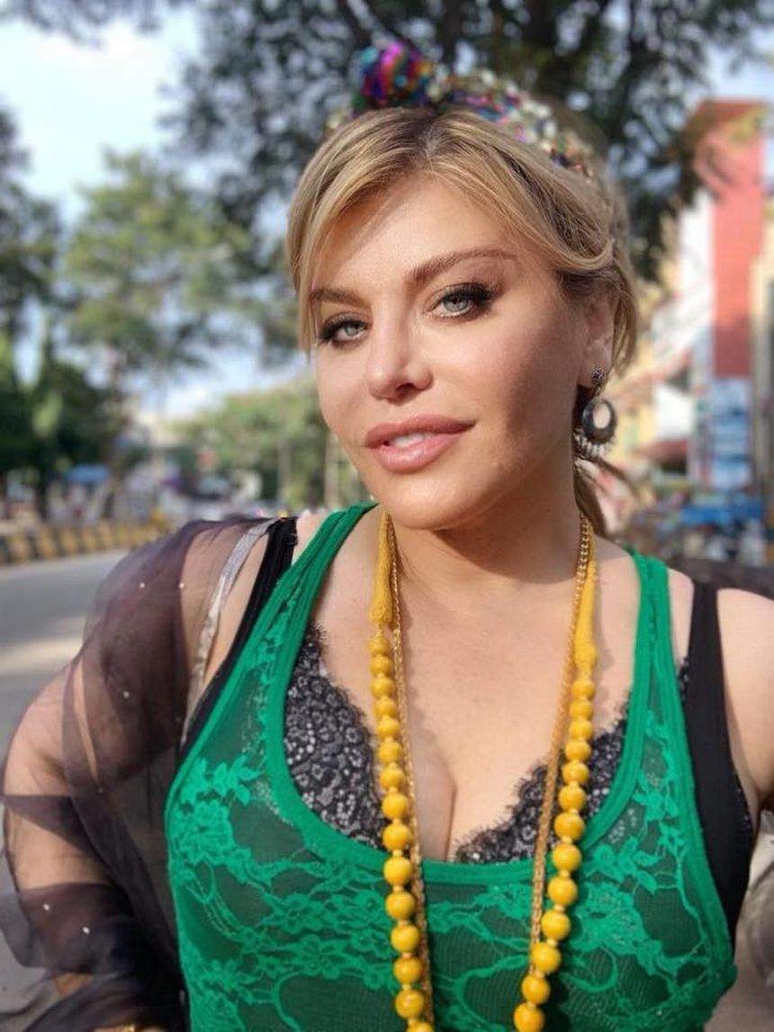 Loredana Groza sau Madonna de România? Apariţie incendiară în bikini, pe internet. Bărbaţii sunt înnebuniţi