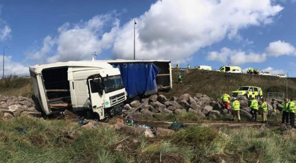 Un şofer român a murit într-un accident devastator în Ţara Galilor. S-a răsturnat cu TIR-ul de pe un pod