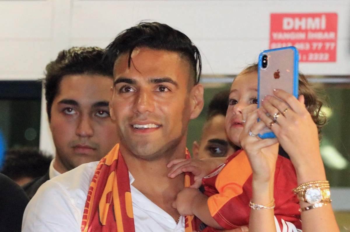 VIDEO / Nebunie la prezentarea oficială a lui Radamel Falcao la Galatasaray! Fanii turci au făcut o atmosferă incendiară