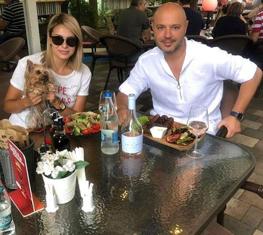 Oana Roman, cea mai bună prietenă a lui Mihai Mitoşeru, despre divorţul prezentatorului de Noemi. "Au vrut să meargă şi la psiholog"