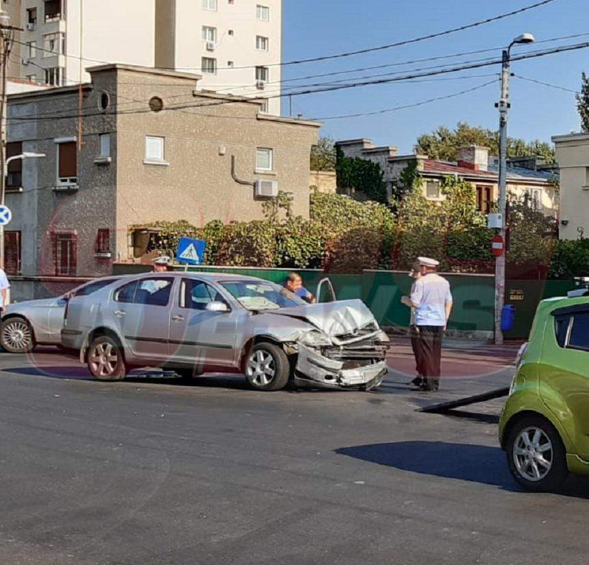 Accident serios în Capitală, între un autobuz STB şi un autoturism. VIDEO