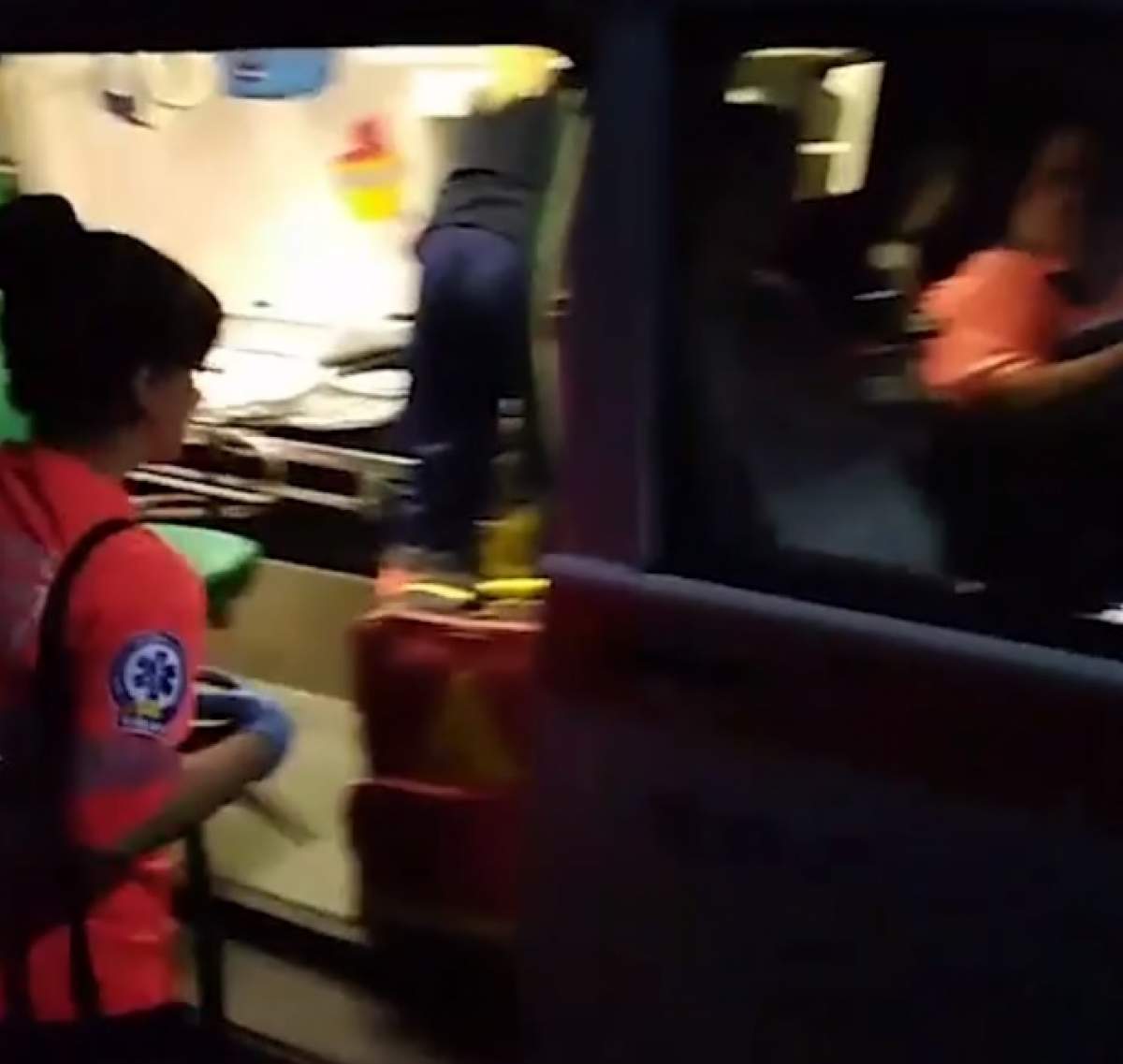Imagini revoltătoare, surprinse la Galați! Un ambulanțier scuipă un bărbat, în timp ce unei paciente i se acorda primul ajutor. VIDEO