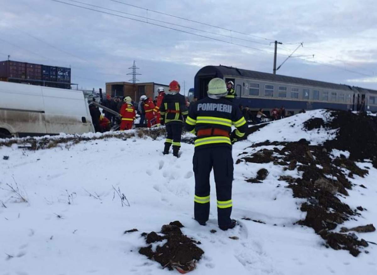 O dubă a fost lovită în plin de tren, în această dimineaţă, în Suceava. O persoană a fost aruncată din maşină şi a murit