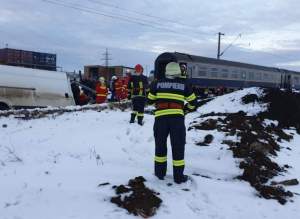O dubă a fost lovită în plin de tren, în această dimineaţă, în Suceava. O persoană a fost aruncată din maşină şi a murit