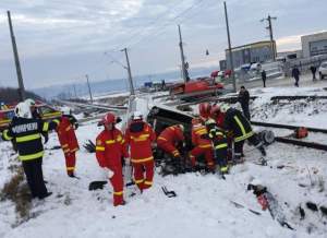 O dubă a fost lovită în plin de tren, în această dimineaţă, în Suceava. O persoană a fost aruncată din maşină şi a murit