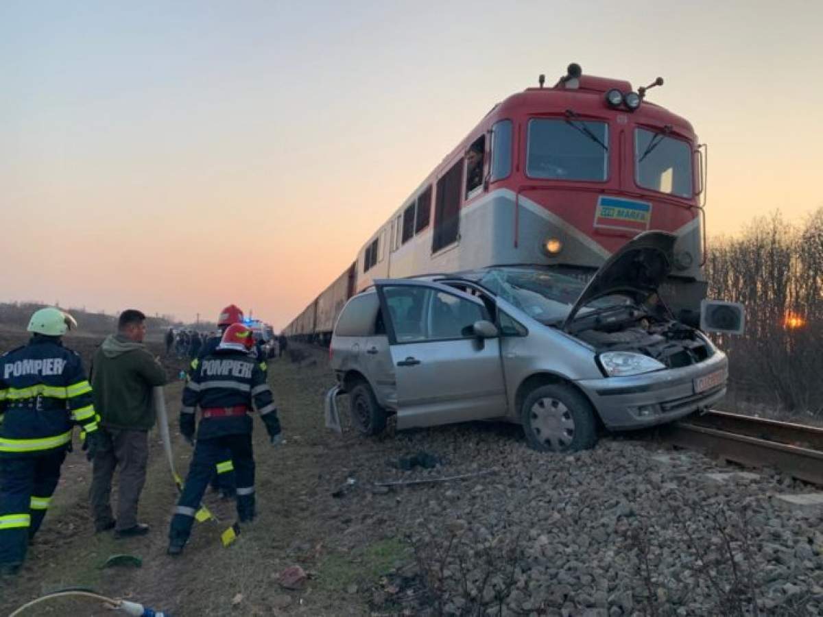 Grav accident în Dolj. Un tren de marfă a lovit violent o mașină, după ce șoferul a forțat trecerea peste calea ferată