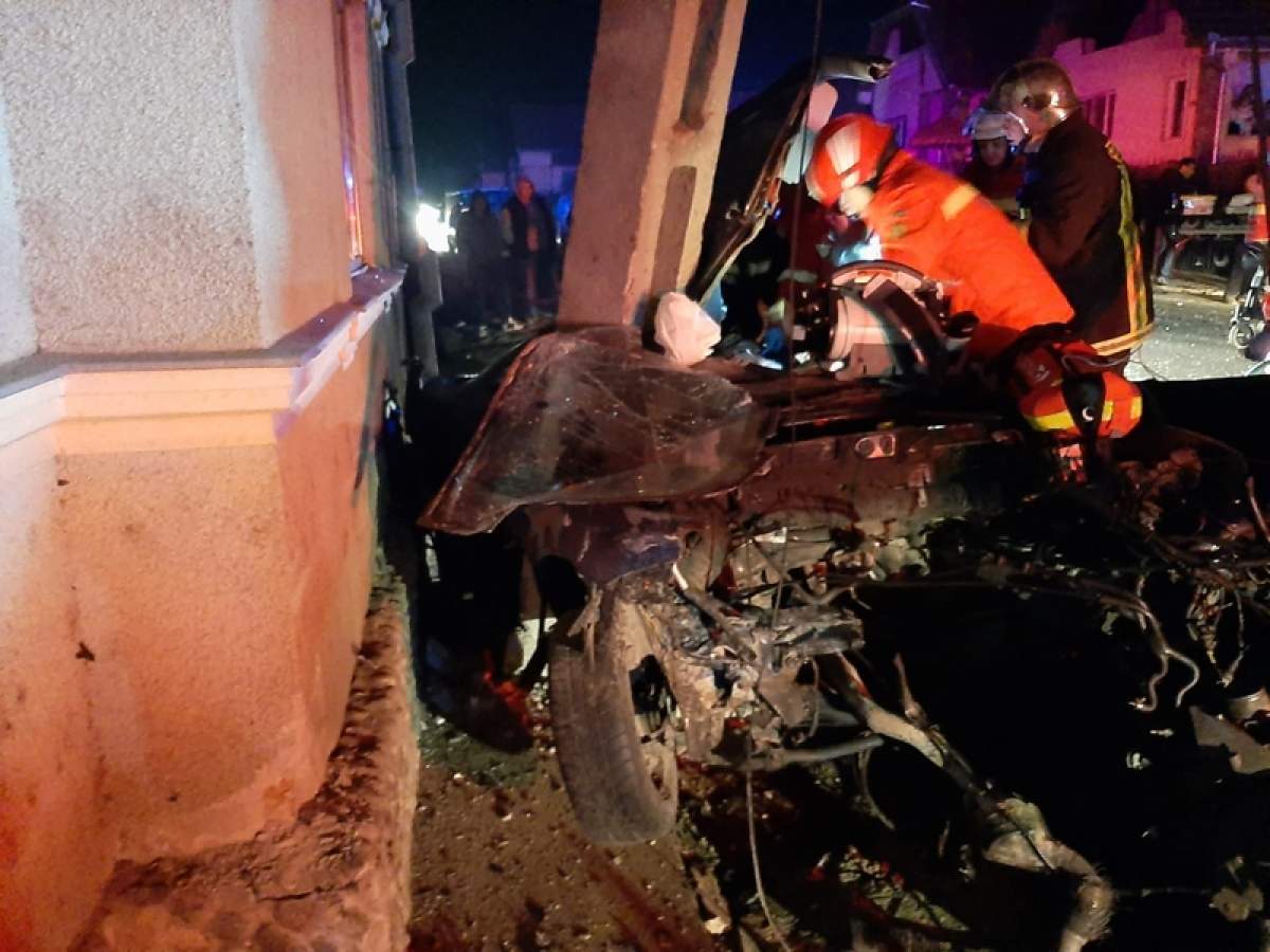 Accident mortal în Alba, după ce o mașină a intrat într-un stâlp de electricitate