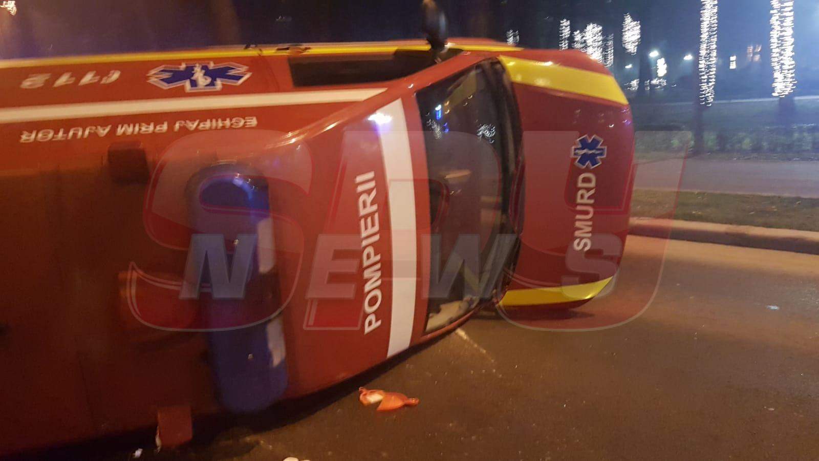 Accident grav în Capitală! O ambulanţă SMURD în care se aflau un copil şi mama lui s-a răsturnat