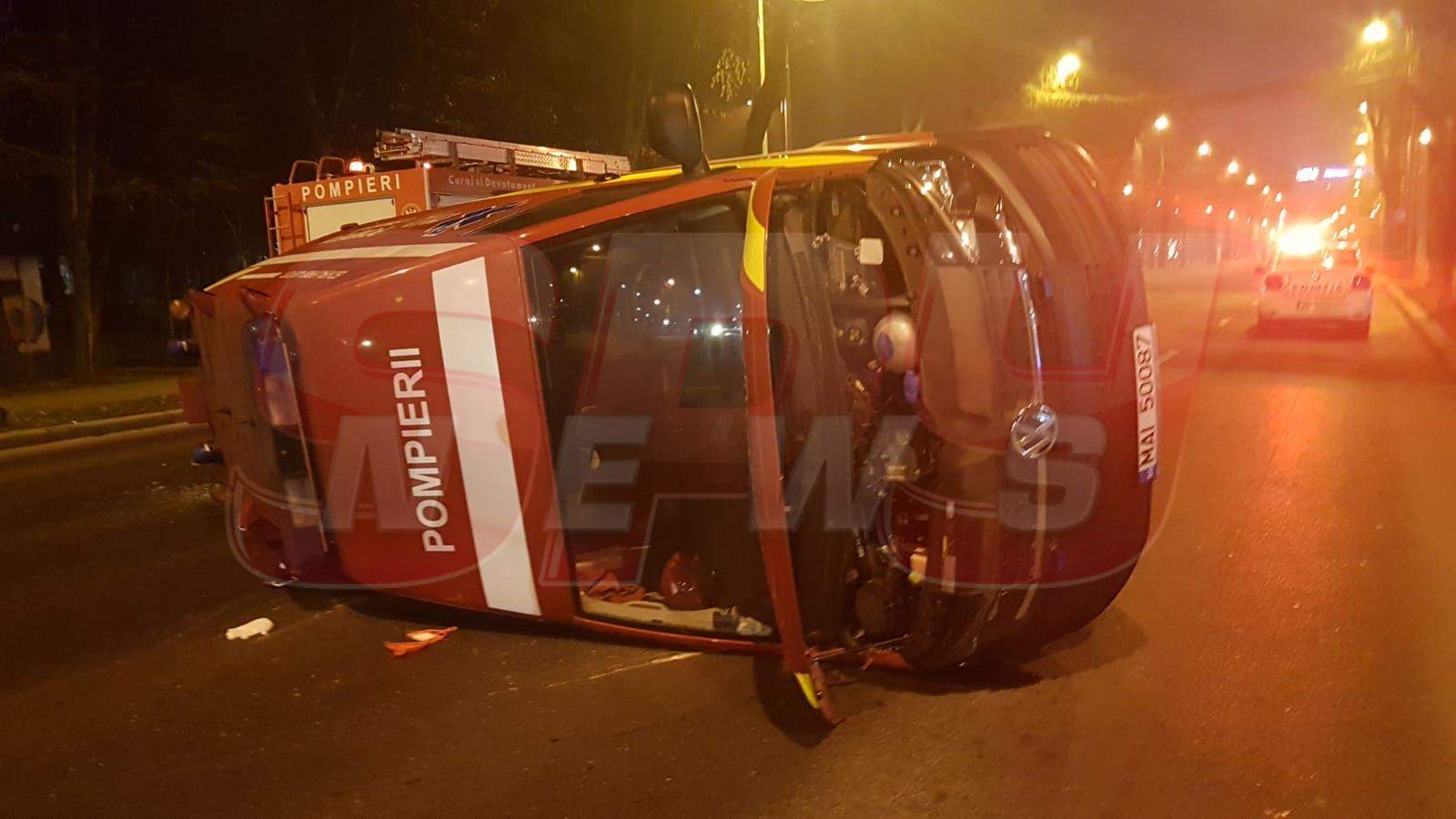 Accident grav în Capitală! O ambulanţă SMURD în care se aflau un copil şi mama lui s-a răsturnat