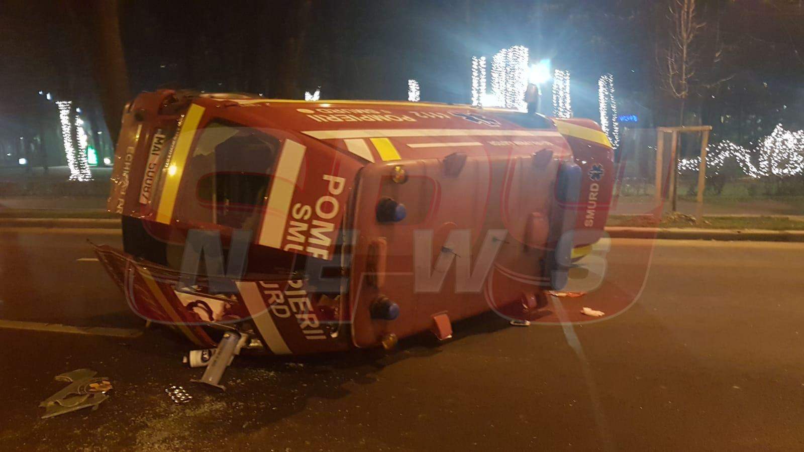 Accident grav în Capitală! O ambulanţă SMURD în care se aflau un copil şi mama lui s-a răsturnat