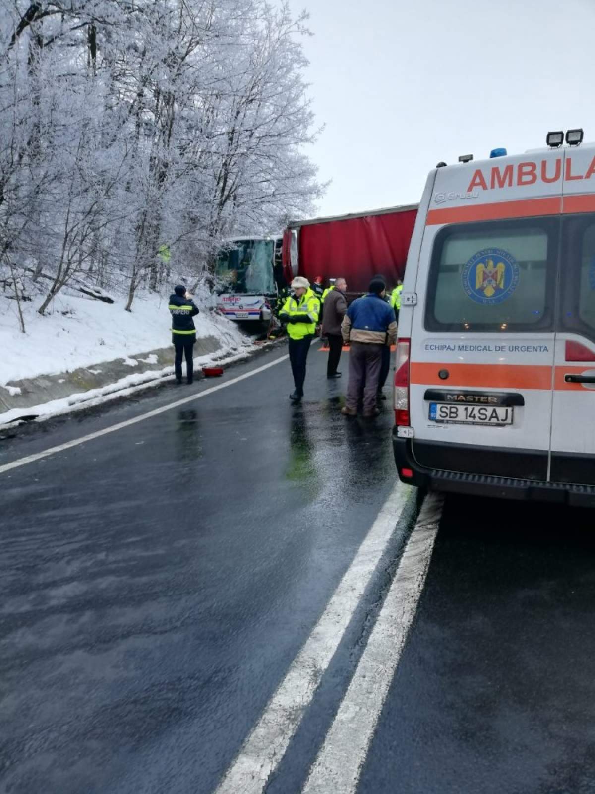 Accident rutier grav pe Valea Oltului. Un autocar cu 43 de pasageri, dar și o mașină au fost lovite violent de un TIR