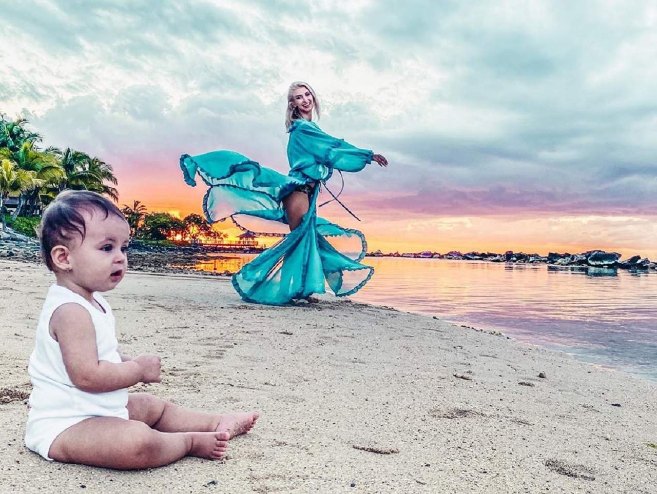 FOTO / Andreea Bălan, imagine de colecţie cu una dintre fiicele sale, pe plaja din Mauritius. "Aşa mama, aşa fiică"