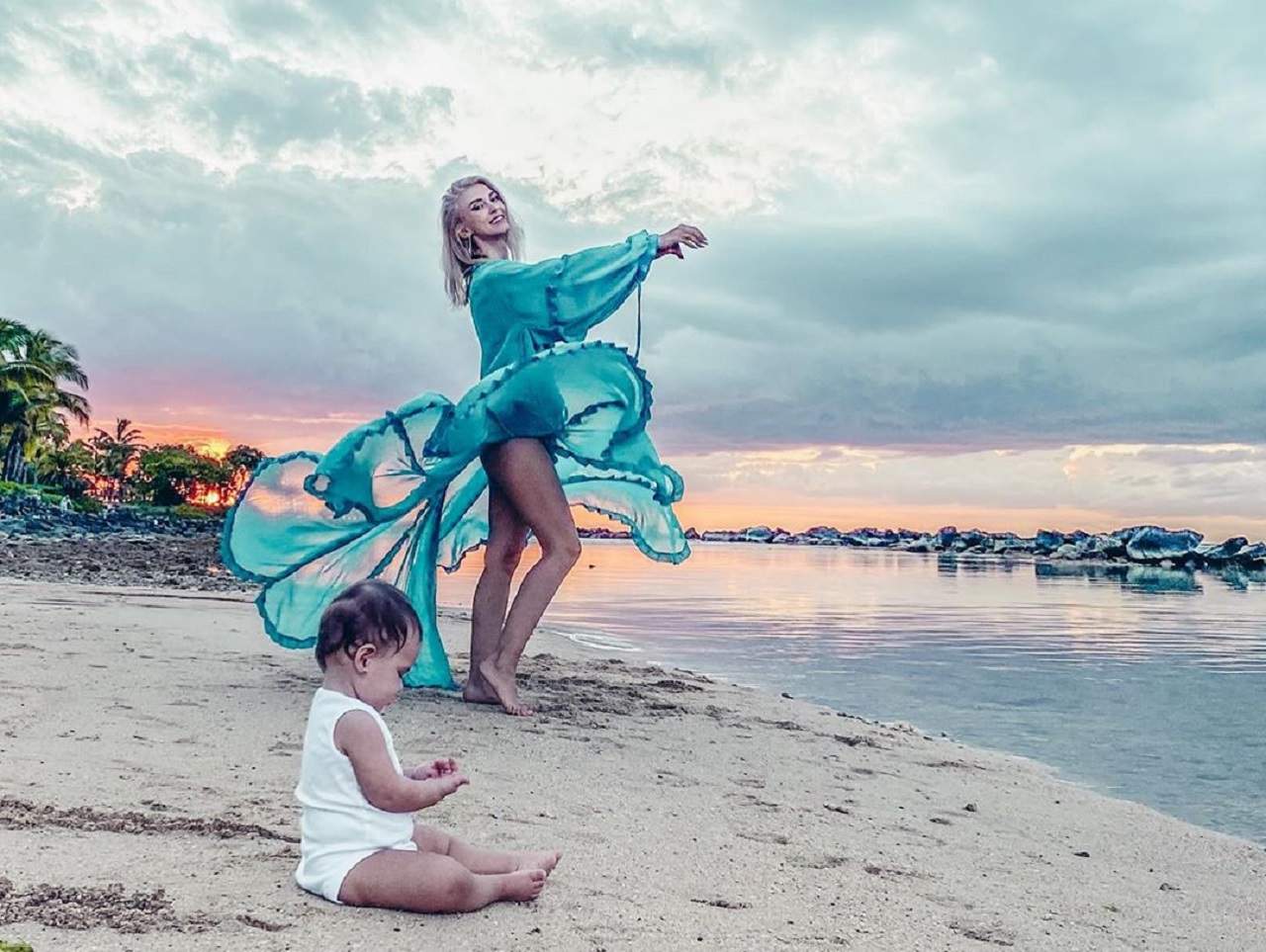 FOTO / Andreea Bălan, imagine de colecţie cu una dintre fiicele sale, pe plaja din Mauritius. "Aşa mama, aşa fiică"