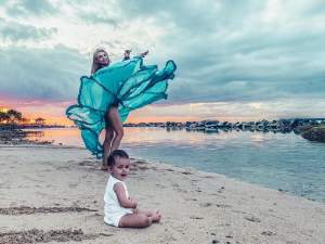 FOTO / Andreea Bălan, imagine de colecţie cu una dintre fiicele sale, pe plaja din Mauritius. "Aşa mama, aşa fiică"