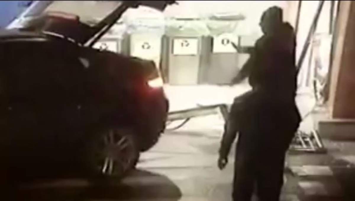 O bandă de hoţi din Arad a încercat să smulgă un bancomat din perete! Totul a fost filmat