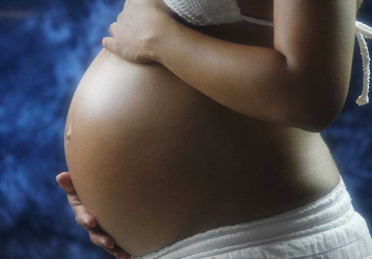 O femeie și fiica ei, însărcinate cu același bărbat. Cum a ieșit totul la iveală
