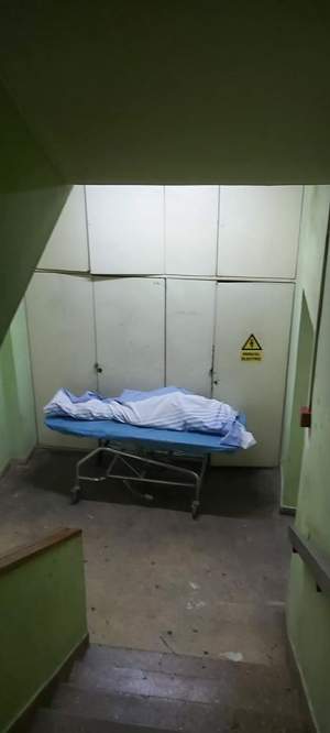 Situaţie revoltătoare! Cadavru abandonat cu orele pe scările interioare ale Spitalului Universitar din Bucureşti / FOTO