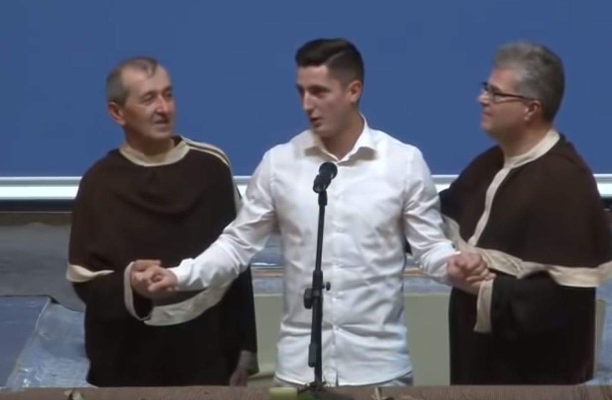 Fotbalistul Steliano Filip s-a botezat la neoprotestanți. Primele imagini