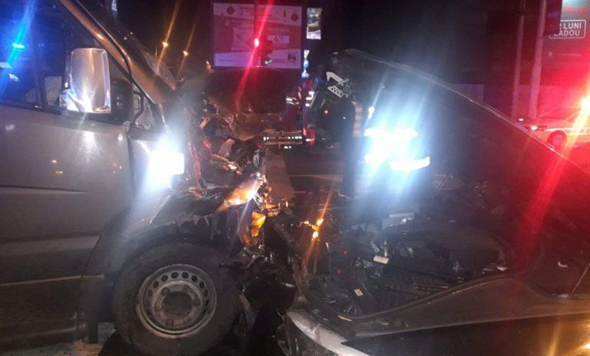 Accident rutier în București în urmă cu puțin timp. 21 de persoane au fost implicate