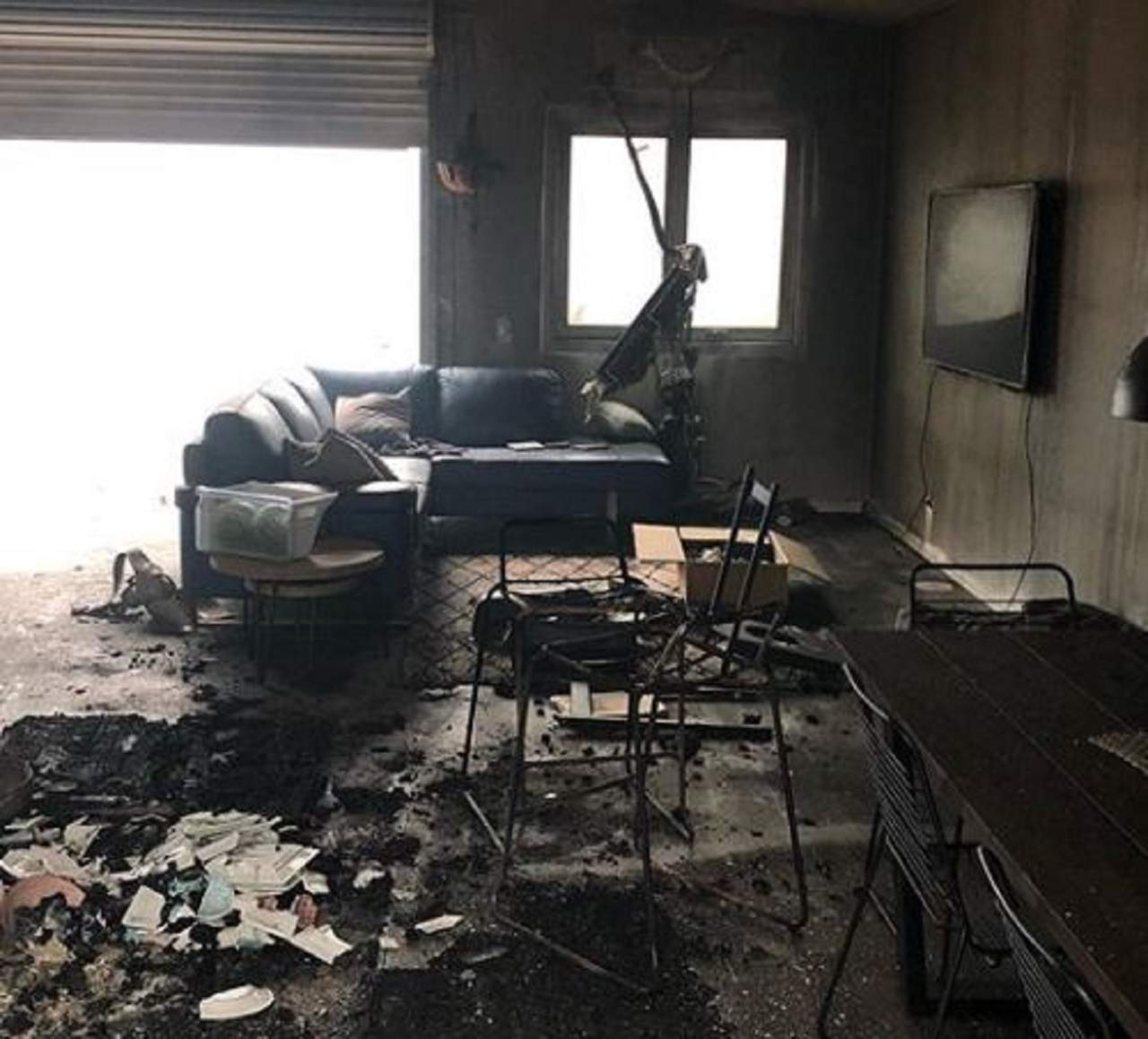 FOTO / Casa unui concurent de la "Insula Iubirii" a ars în flăcări. Bărbatul cumpărase locuinţa de puţin timp
