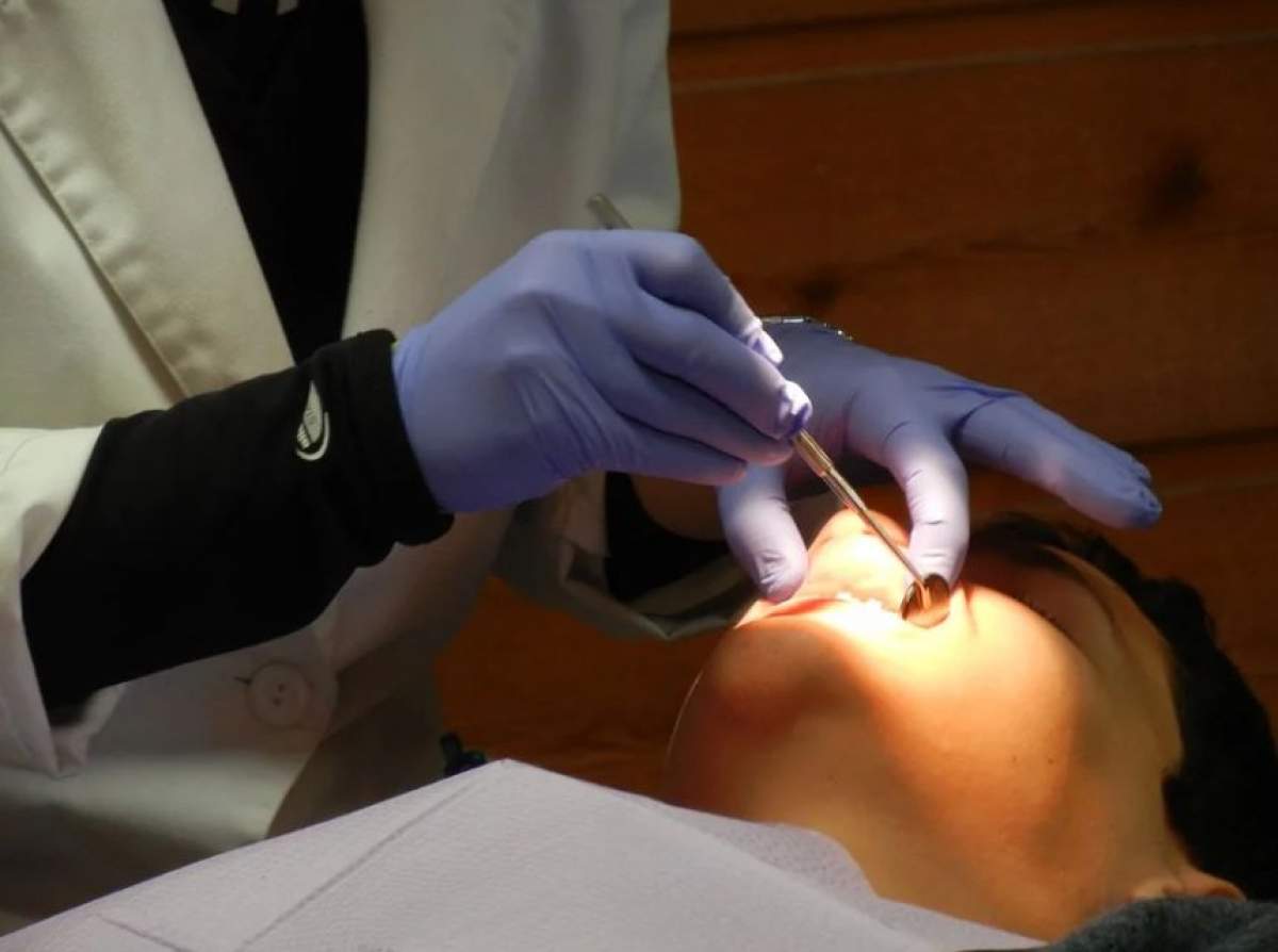 Încă un medic fals. O femeie din Baia Mare s-a dat drept doctor stomatolog. Le lipea dinţii pacienţilor cu super glue