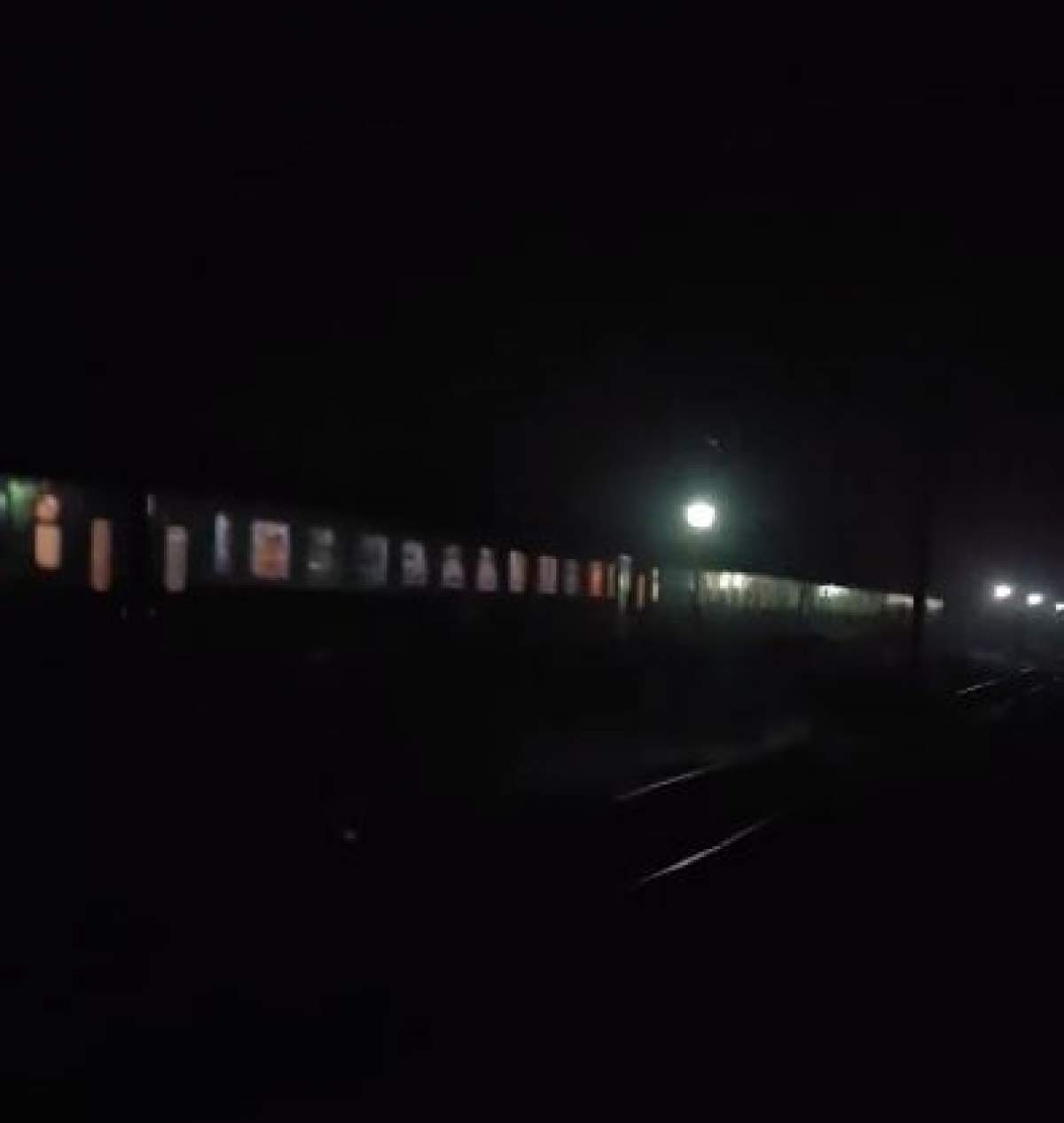 CFR îşi bate joc de olteni. Oamenii sar din vagoane direct pe câmp. În staţia din Rovinari nu există peron (VIDEO)