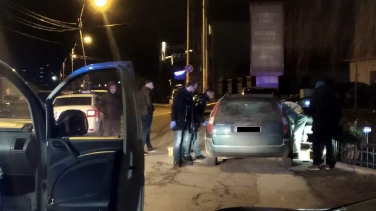 Tânăra ucisă de iubit şi abandonată într-o maşină, la Bacău, avea o fetiţă de nici doi ani! Criminalul este de negăsit