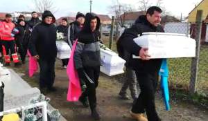 VIDEO / Durere fără margini. Mama copiilor arși de vii la Timișoara a leșinat la înmormântate