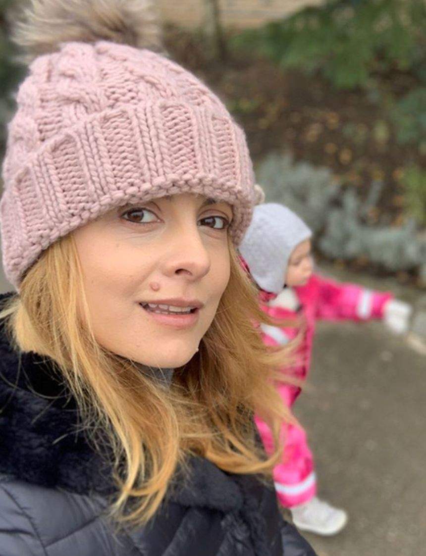 Simona Gherghe, ipostază adorabilă alături de fetița ei. Le-a topit inimile fanilor. "Cea mai bună pernă e mama" / FOTO