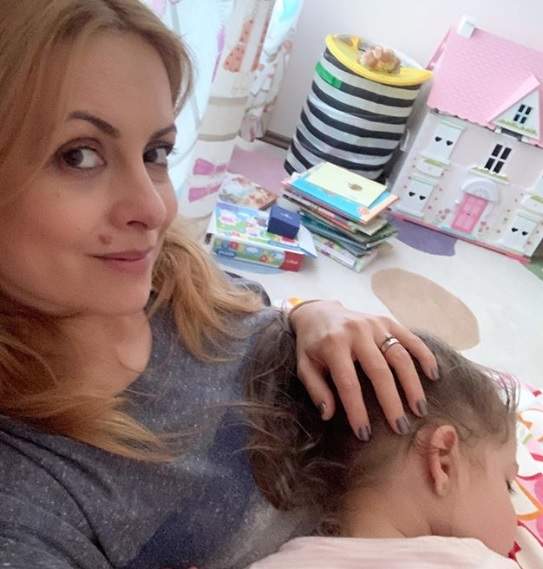 Simona Gherghe, ipostază adorabilă alături de fetița ei. Le-a topit inimile fanilor. "Cea mai bună pernă e mama" / FOTO