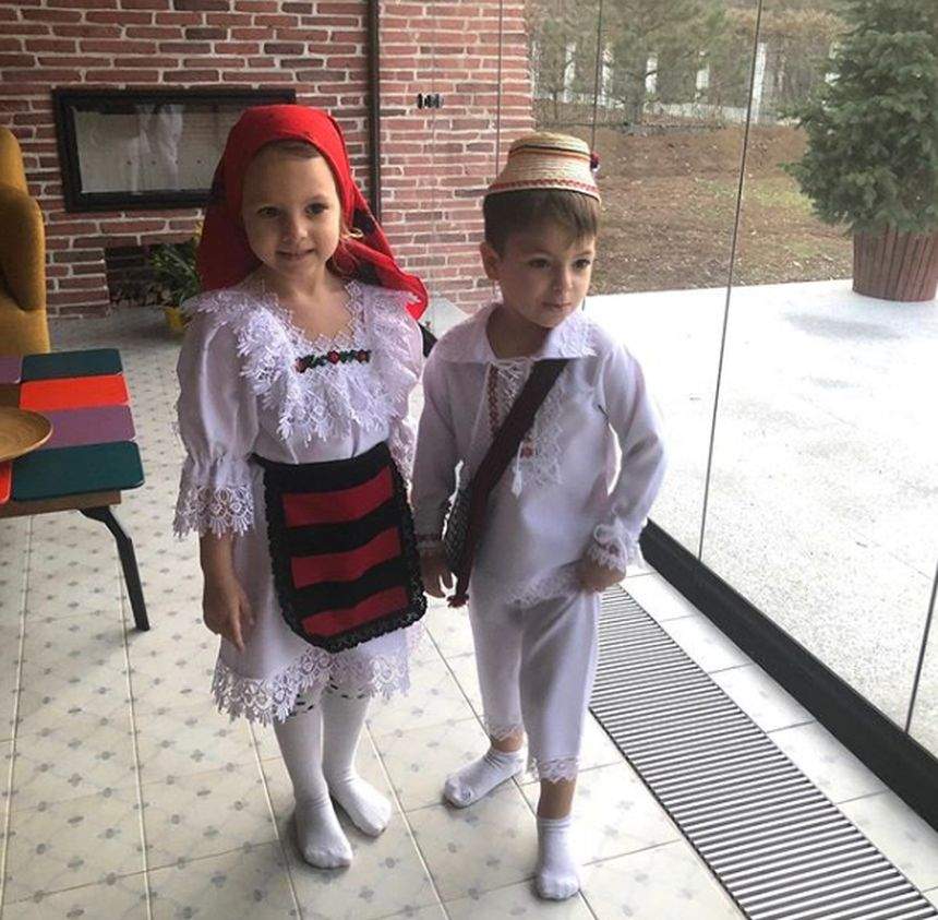 Mirela Vaida şi-a îmbrăcat copiii în costume populare, pentru serbarea de la grădiniţă. Micuţii sunt adorabili / FOTO