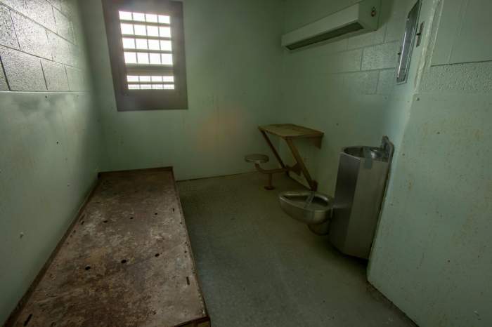 Un deținut din Botoșani făcea țuică în toaleta celulei. Câte kilograme de fructe i-au găsit gardienii