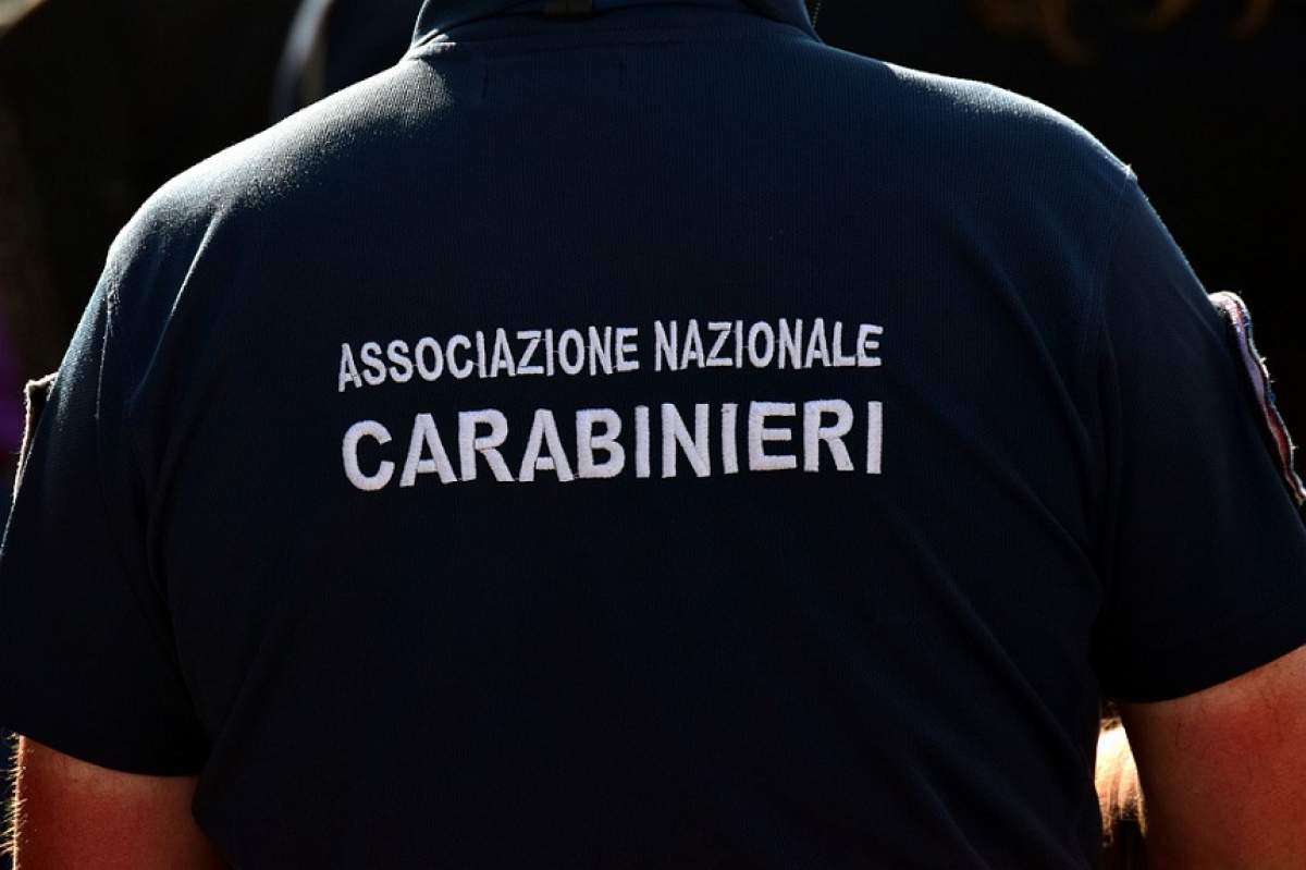 Un român a făcut scandal monstru în Italia. I-a amenințat pe carabinieri, în timp ce își rupea cu bătaia soția