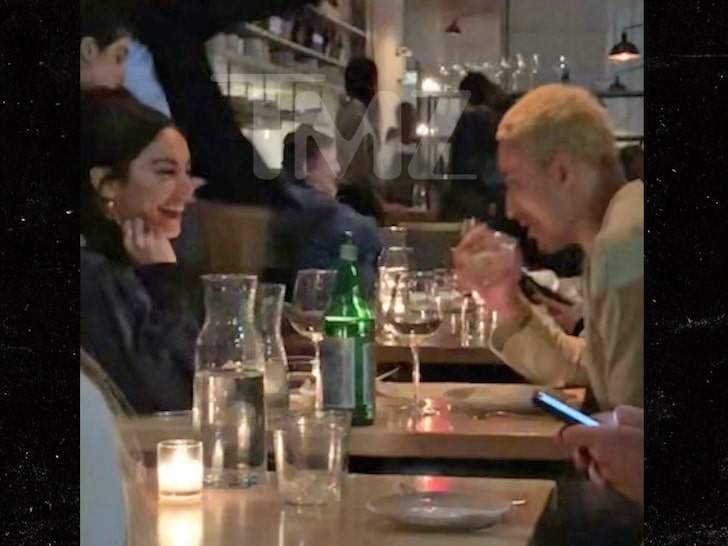 Nici bine nu s-a despărţit de Austin Butler, că deja a pus ochii pe altcineva! Cine este bărbatul misterios cu care umblă Vanessa Hudgens