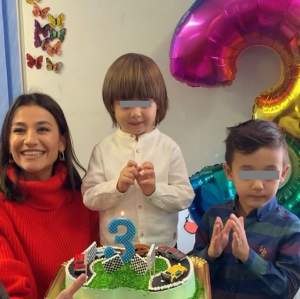 Bucurie mare pentru Claudia Pătrăşcanu. Fiul său cel mic împlineşte 3 ani. Mesajul emoţionant transmis de artistă