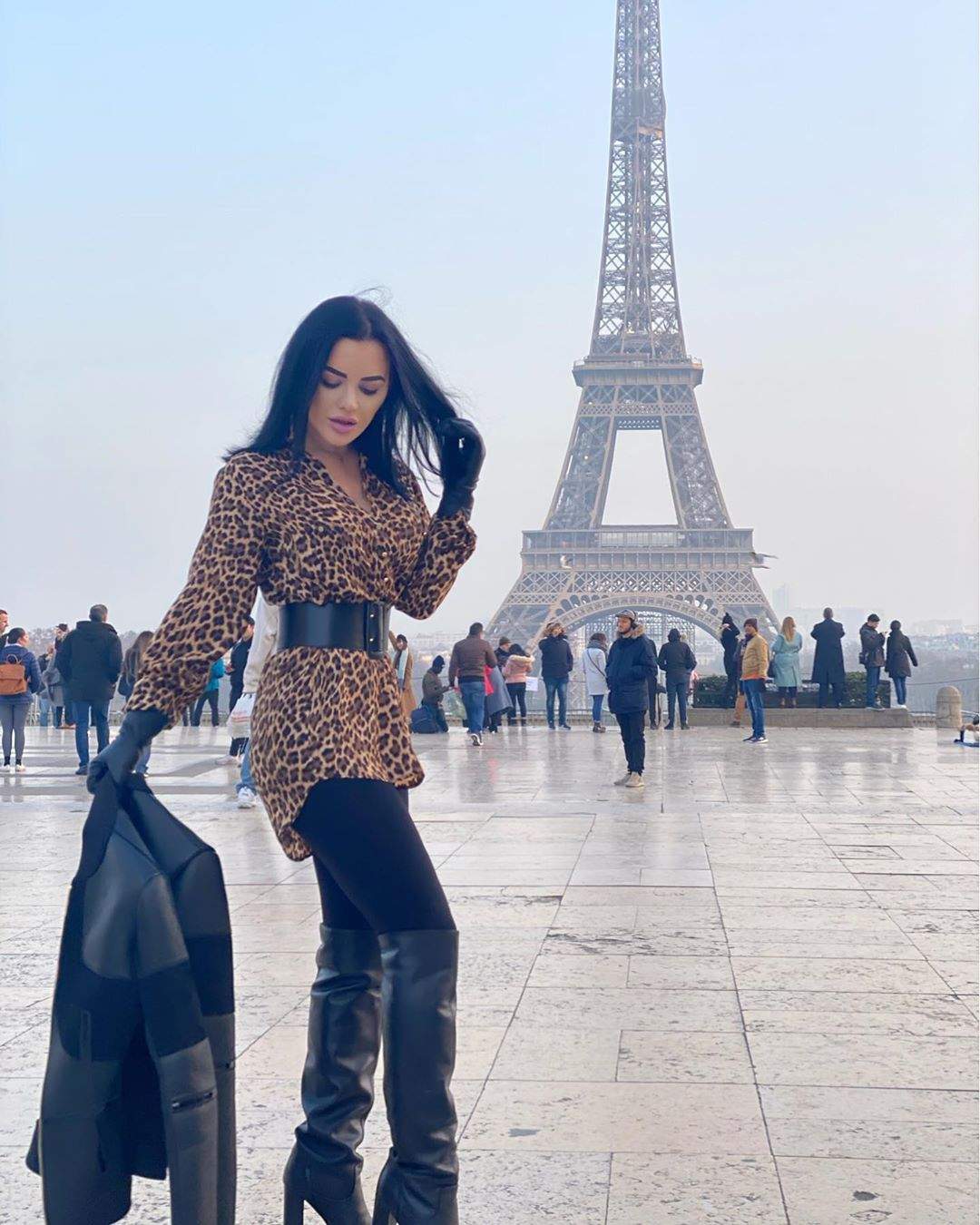 FOTO / Carmen de la Sălciua la poalele Turnului Eiffel! Cum s-a fotografiat artista